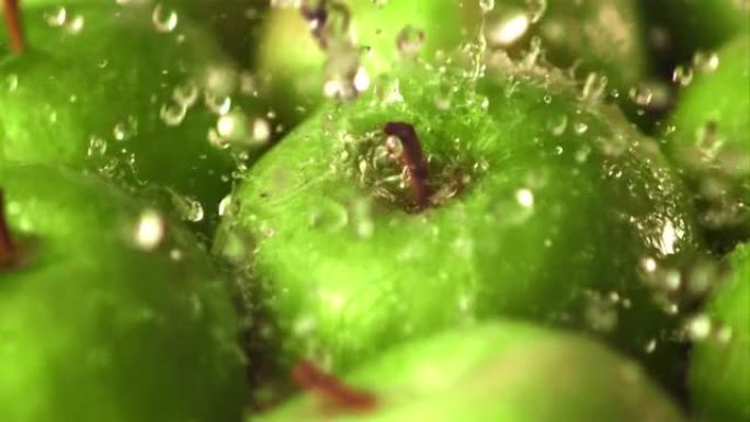 超级慢动作水滴落在新鲜苹果上。以1000 fps的高速相机拍摄。