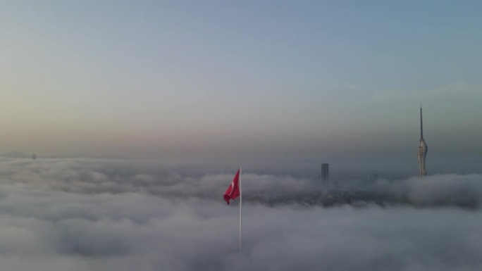 雾坎利卡山上的土耳其国旗Uskudar