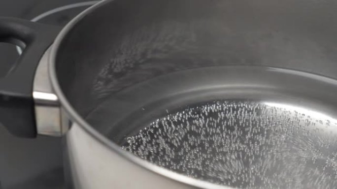 平底锅里开水。特写