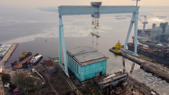 在造船厂使用的大型起重机上方进行空中平移，用于建造和维护国际港口的金属粮仓和将游艇停泊在融化冰的水中