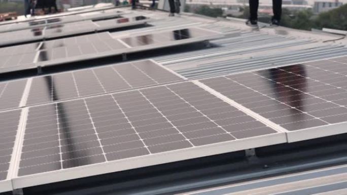 安装太阳能电池板的工人