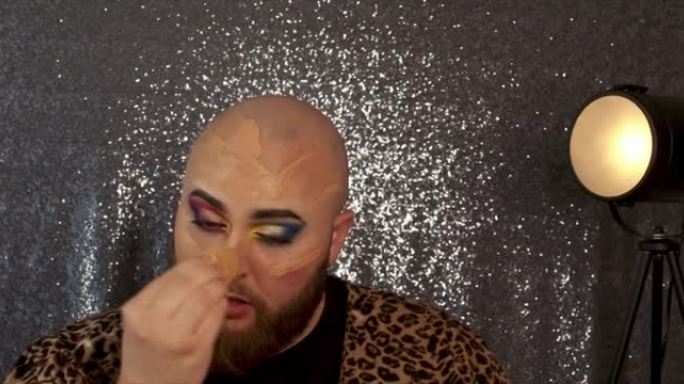 一名男性化妆师使用海绵混合粉底的4k视频片段