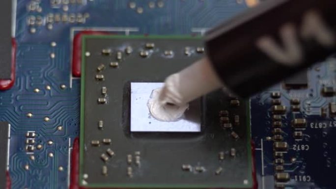 白俄罗斯，明斯克-25.05.2021: 将导热膏应用于AMD cpu的笔记本电脑处理器，取代笔记本