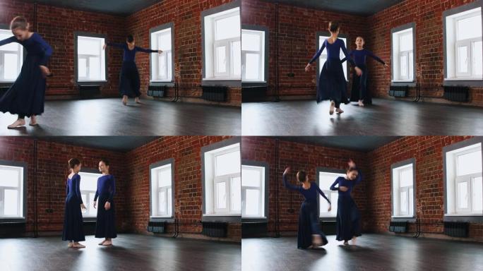 芭蕾舞蹈 -- 两个小女孩穿着蓝色长裙在工作室里优雅地跳舞