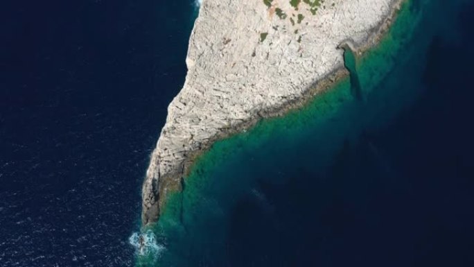 绿松石海和岩石海景的无人机视图