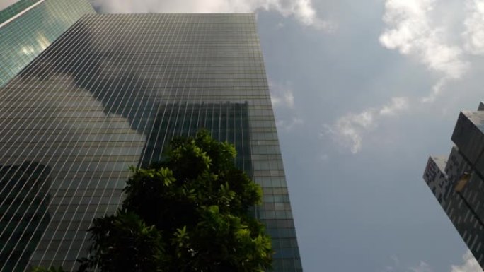 新加坡市区办公室摩天大楼正面观看慢动作全景4k
