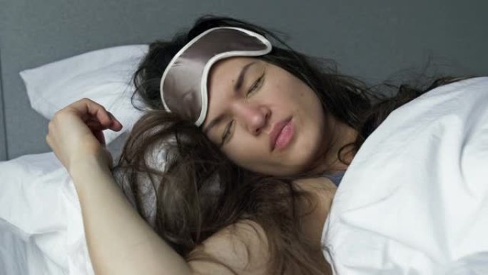 年轻女子喝酒后睡得很丑。宿醉综合征