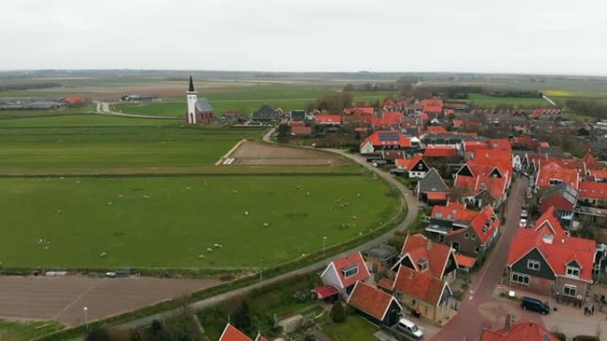 这是荷兰的特塞尔。典型的荷兰陆地。特塞尔的传统小村庄。