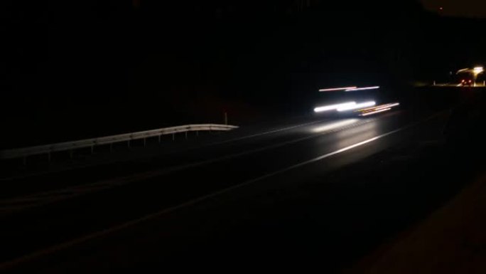 夜晚的汽车灯