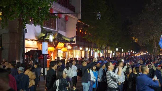 夜间照明南京市老城区著名步行购物街全景4k中国