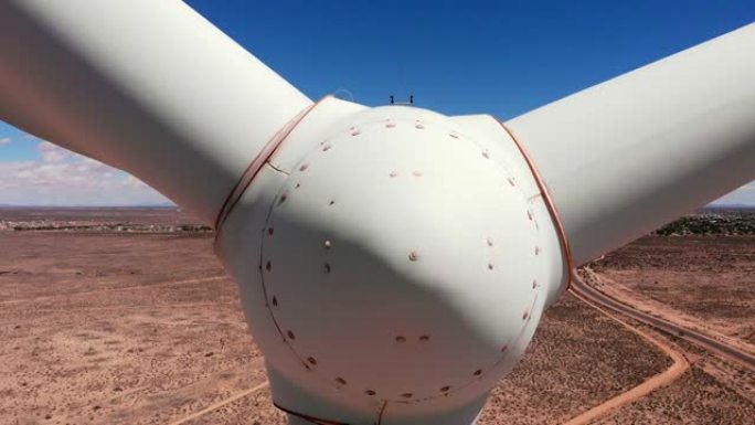 墨西哥索诺拉佩纳斯科港外的两台风力涡轮机，无人机视频剪辑
