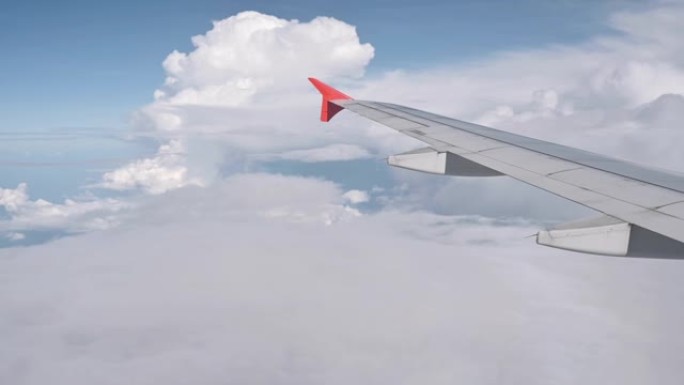 客机在苏尼日的云层中移动