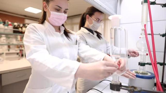 负责任的大学化学专业学生调整和准备用于液-液萃取的实验室设备