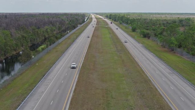鳄鱼巷-大沼泽地大路高速公路，佛罗里达州，被沼泽和森林包围。无人机制作的带有转发摄像机运动的视频剪辑