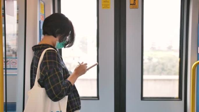 赶时髦的人乘火车旅行，戴着安纳迈面具。