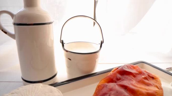 早间早餐配新鲜出炉的膨化奶酪派和酸奶牛奶，4k视频