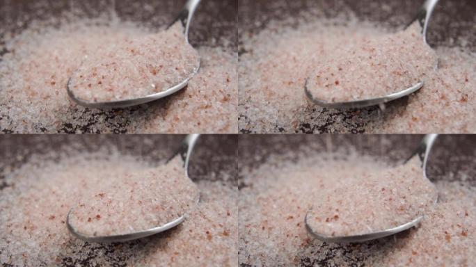 用细磨的喜马拉雅盐填充茶匙