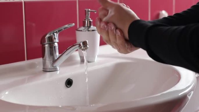 男人用肥皂洗手。健康与美容理念