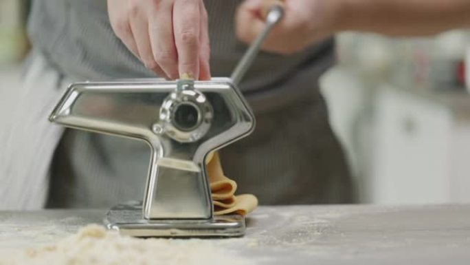 厨师使用面食制作机从面食中制作面食