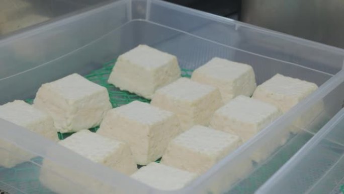 将奶酪放在特殊的网上的塑料容器中进行成熟。