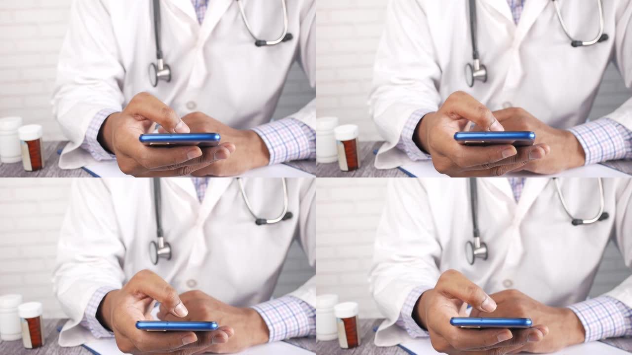 用智能手机穿白大褂的医生。