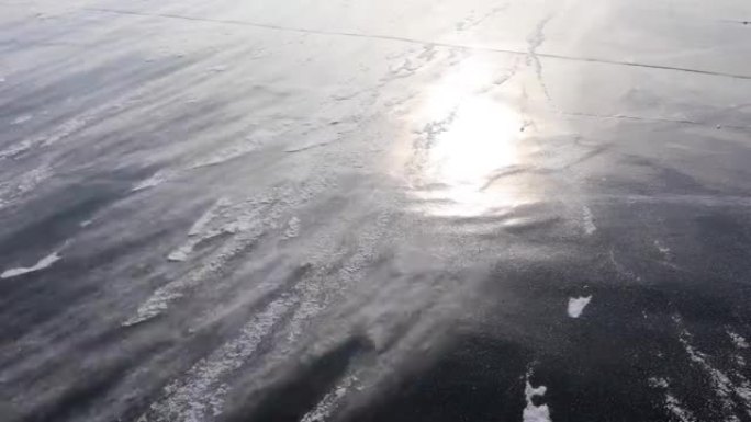 大风将风吹过贝加尔湖冰冻的冰面