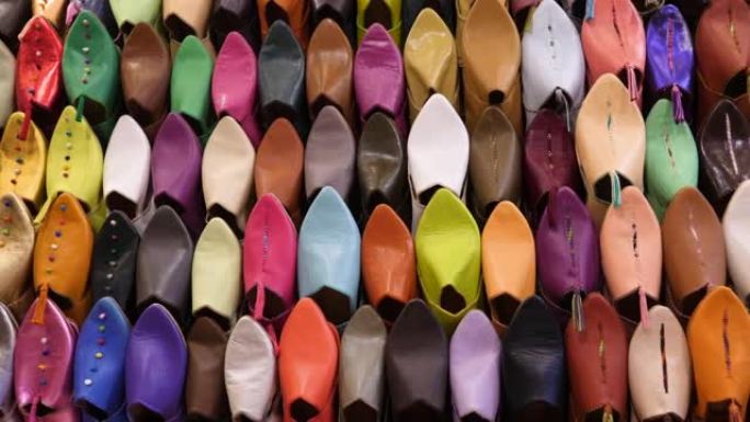 摩洛哥马拉喀什 (马拉喀什) 麦地那的墙上陈列着正宗的彩色摩洛哥拖鞋 (babouches)。