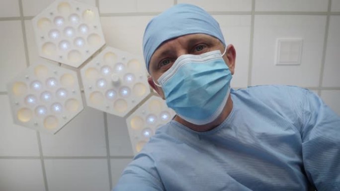 手术台旁有一颗可塑心脏的外科医生