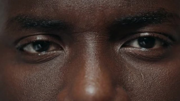 极端特写非裔美国男子看着相机。非洲人的脸