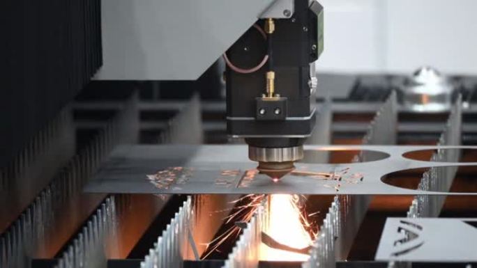 光纤激光切割机用闪闪发光的光雕刻金属板。