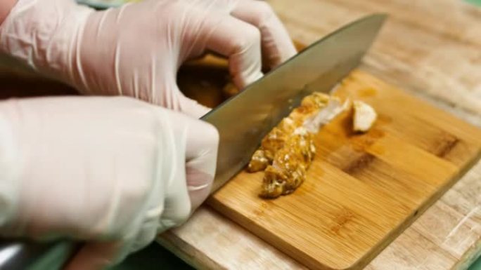 用墨西哥香料混合物调味的炸鸡胸肉在木切板上切碎。油炸玉米饼的制作过程