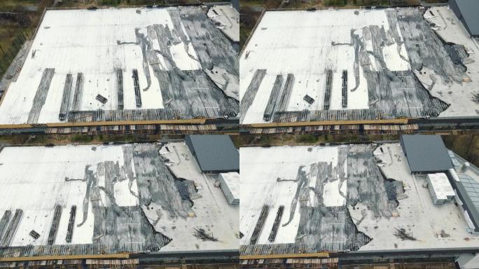 鸟瞰图火灾后损坏了工业建筑的屋顶