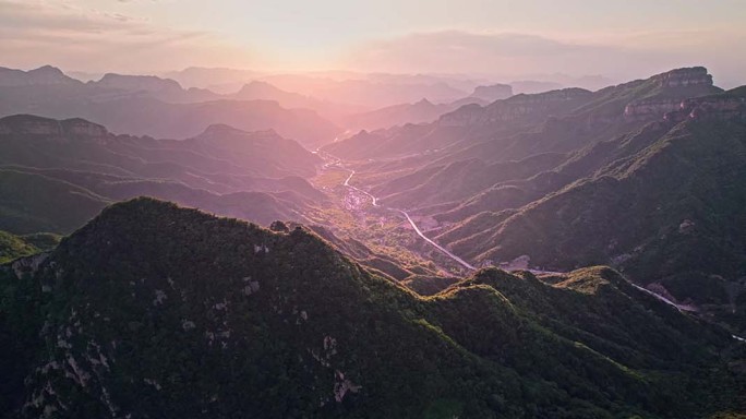 太行山脉中夕阳下的唯美乡村