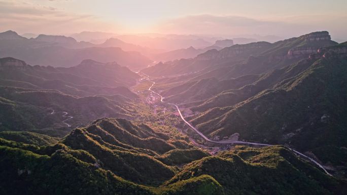 太行山脉中夕阳下的唯美乡村