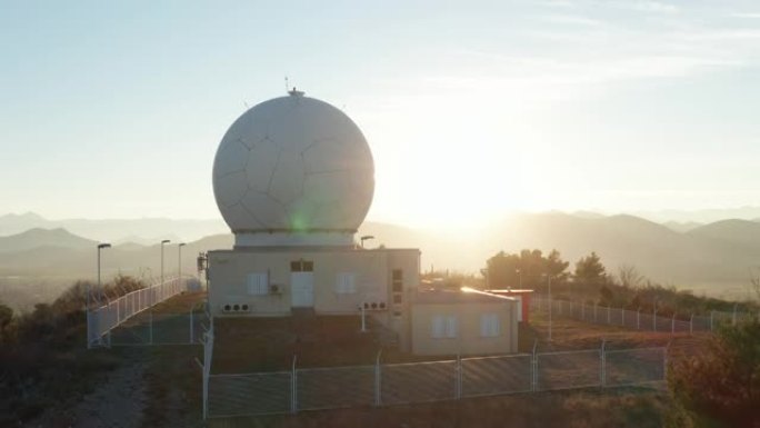 在日出或日落时保护雷达天线和空域监控设备的巨型天线罩 (雷达圆顶) 球体。穹顶和高山顶上的大冲天炉。