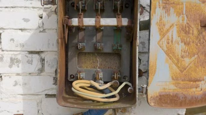 爱沙尼亚屋外生锈的电开关柜