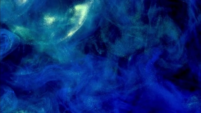 水中的蓝色墨水油漆掉落，发生反应，在黑色上形成抽象的云层和变态。艺术背景。