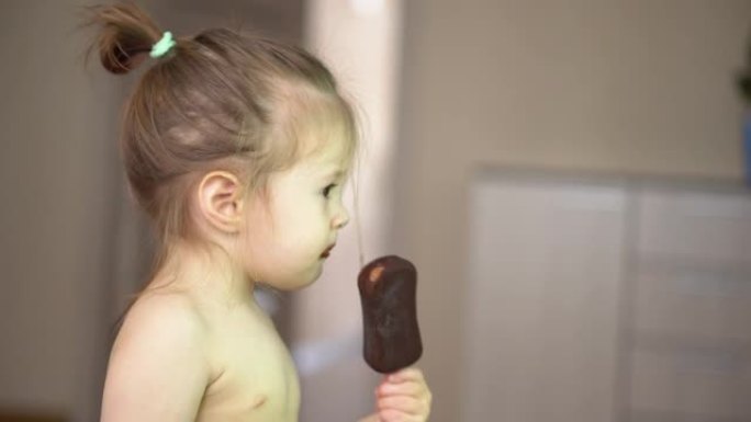 没有衣服的小孩在巧克力里吃冰淇淋，看电视