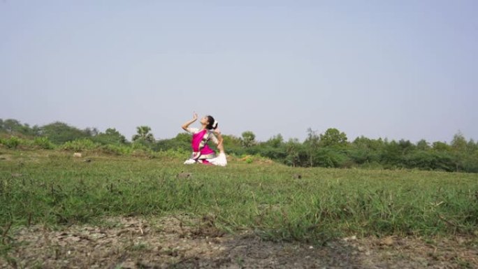 一位bharatnatyam舞者在帕瓦加德 (Pavagadh) 的瓦达塔拉夫湖 (Vadatala