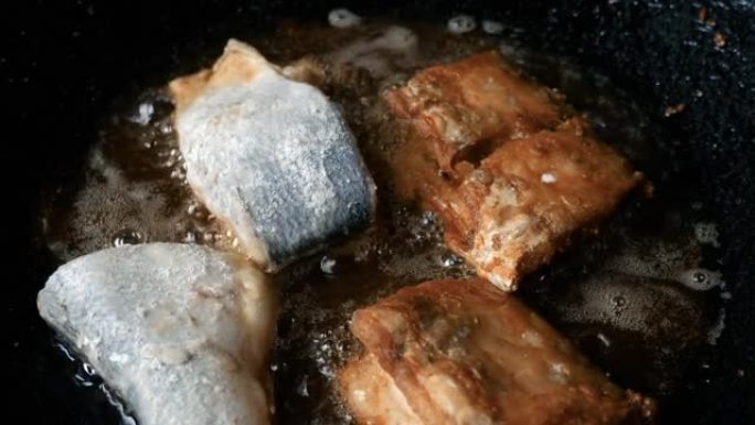 摩洛哥马拉喀什 (马拉喀什) 麦地那的平底锅里煎鱼的特写镜头。