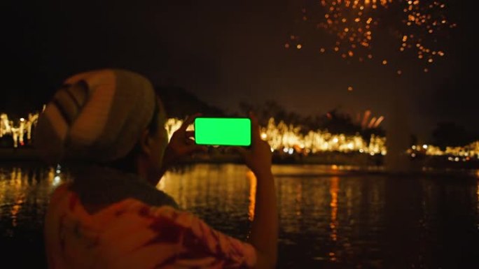 女性使用智能手机和看消防绿屏
