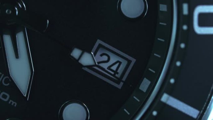 男士计时手表用蓝宝石玻璃制成的金属。豪华钟，二手钟。特写演播室微距镜头。