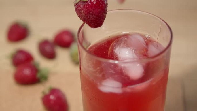 将冰块放入海边的草莓鸡尾酒中，混合使其变冷。
