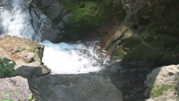 高山峡谷流水潺潺