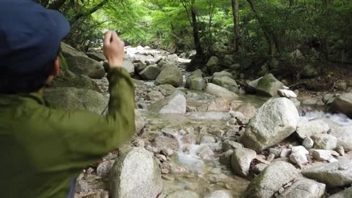 日本男子在山涧解释Tenkara风格的传统捕鱼