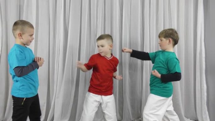 三个穿着彩色t恤的男孩运动员训练配对练习