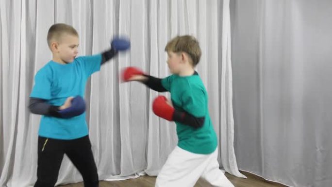 两名穿着彩色t恤和护垫的运动员练习拳击