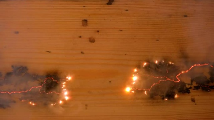 利希滕贝格分形木材燃烧。电流沿着电路板流动