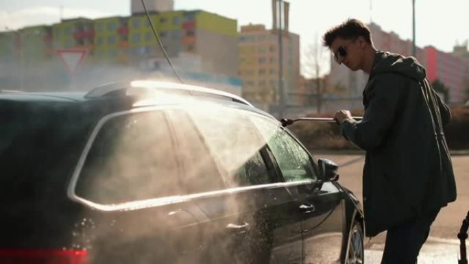 男子洗门窗汽车水它用水压洗掉干污垢