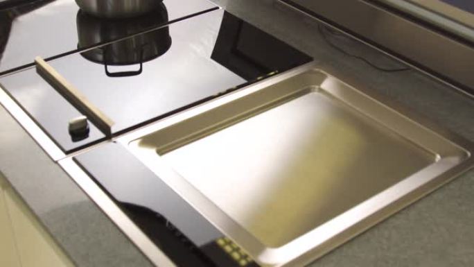 厨房工作台上新清洁的电饭锅玻璃表面。家用器具。高科技厨房细节的特写视图